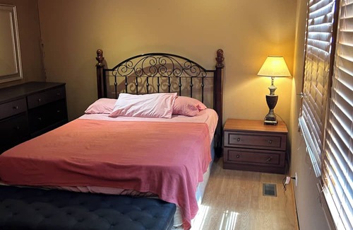 Streamwood House | Spacious, cozy 3 bedroom house with a perfect location