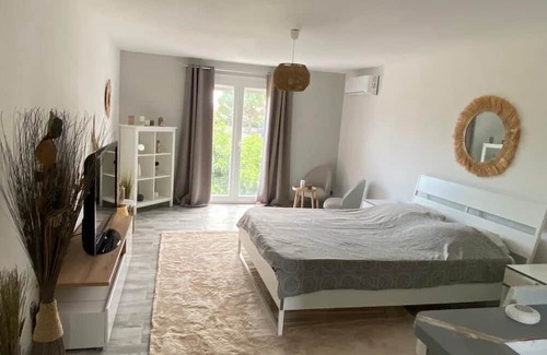 Marsillargues Apartment | 2-person apartment with Jacuzzi suite, garden, close to beaches.