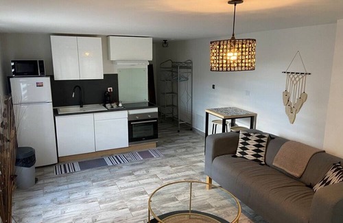 Marsillargues Apartment | 2-person apartment with Jacuzzi suite, garden, close to beaches.