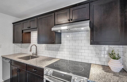 St. Petersburg - Clearwater House | Charming Transitional Home - 10 minutes to Downtown St Pete!