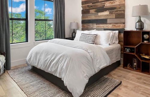 Pedernales Canyon Ranch House | *NEW* Hot Tub, Peaceful Luxe Country Escape! 10 Mins to Galleria! "Rocking A Good Life"