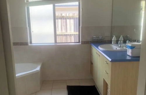 Cashmere House | Private Room in quiet Cashmere, Moreton Bay