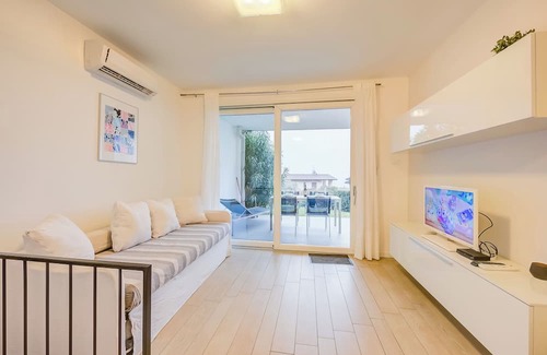 Gaino Apartment | Casa Bougainville with pool and lake view