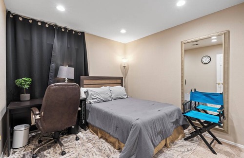 Henderson House | Spacious single story 4-bedroom house with WiFi and AC in pleasant Henderson