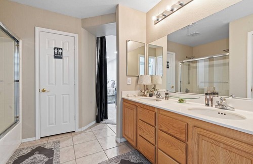 Henderson House | Spacious single story 4-bedroom house with WiFi and AC in pleasant Henderson