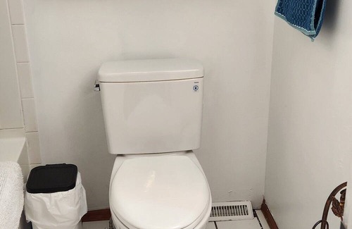 Lake Hopatcong House | Cozy 1-bedroom small house steps aways from restaurants and beautiful Lake view