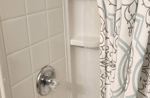 Lake Hopatcong House | Cozy 1-bedroom small house steps aways from restaurants and beautiful Lake view