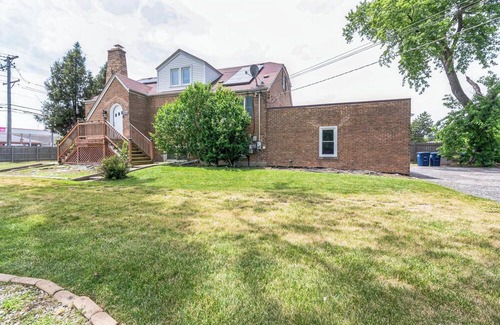 Des Plaines House | Serene & Charming 5BR Des Plaines Getaway