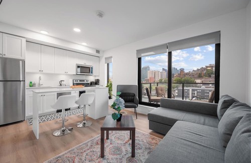 Crescent Heights Apartment | Walk to Saddledome | Calgary Tower View | Rooftop Patio