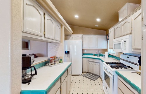 Meadview House | 3bd, dog-friendly home with central AC