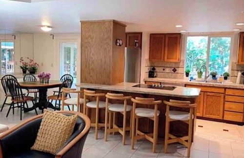 Lake Hills House | 10 min walk to Downtown - Large 7 bedroom house