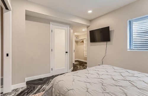 Aurora House | Chic, Modern and Cozy Basement with Garage
