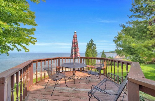 Port Sanilac House | BeachFront Couples Getaway w Starlink & Sunrises!