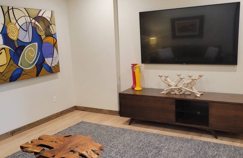 Three Peaks House | Views! 2024 built home. Avail Sept 2024, Summer 2025, ELEVATOR. 3 KING BEDS