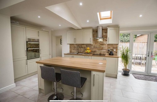 Gresford House | Lovely 3-bedroom house with Hot tub