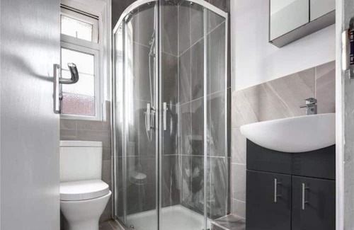 Tower Hamlets House | Limehouse Townhomes A 4-bedroom 3-bathroom Townhome with a Private Garden