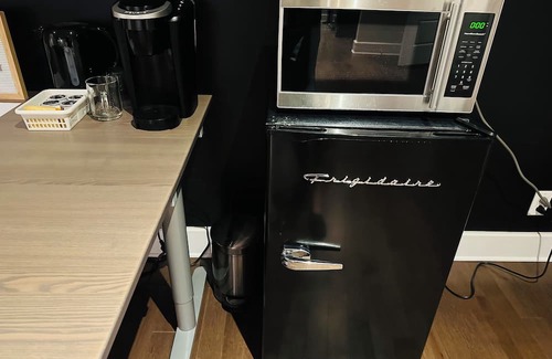 Saint-Hubert Apartment | Urban Retreat - 3 Beds|6 Guests|Free Parking