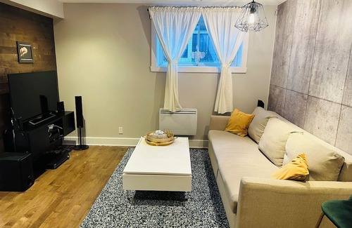 Saint-Hubert Apartment | Urban Retreat - 3 Beds|6 Guests|Free Parking