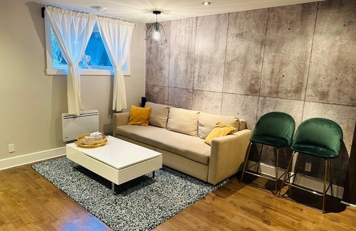 Saint-Hubert Apartment | Urban Retreat - 3 Beds|6 Guests|Free Parking