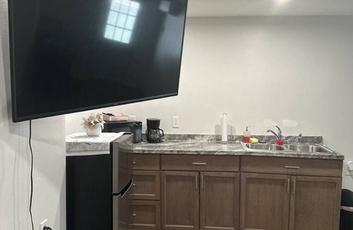 Embassy Hills Apartment | Beautiful studio in family home.free wifi