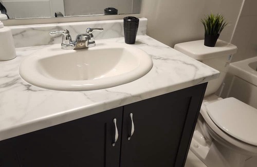 Ottawa Division House | Chic Urban Retreat: 4 Bedroom &3.5 Bath w/Parking+Kitchen & Self Check-In-Kanata