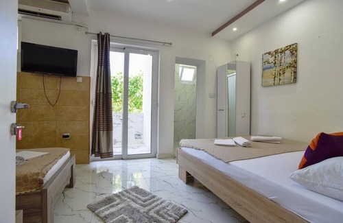 Gjerana Apartment | Studio Room w Balcony 6 min to Beach in Montenegro