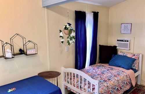 Goldthwaite Cabin | Concho Cabin - Full kitchen, hot shower, and free Wi-Fi!