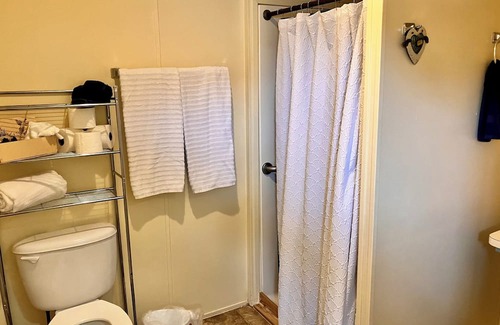 Goldthwaite Cabin | Concho Cabin - Full kitchen, hot shower, and free Wi-Fi!