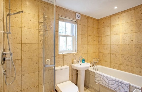 Winchester House | 3BR Chic House, central Winchester- Sleeps 7!