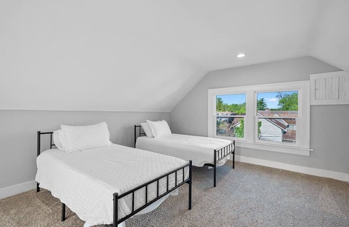 Franklin Park House | Urban Elegance Getaway – Historic 4 BDR in Trendy & Walkable Franklin Park!