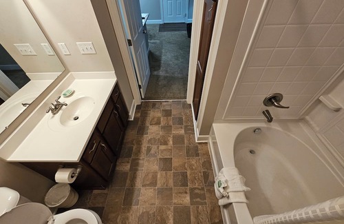 Westerville Apartment | Cozy 1 bedroom apartment in Westerville, around the corner from Polaris!