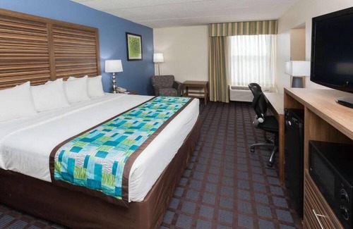 Fishers House | Your Go-To for Comfort: Rooms with Modern Amenities & Poolside Fun