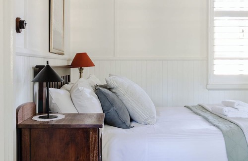 Rosa Brook Cottage | Charmingly restored, stylish traditional farm cottage set in beautiful gardens