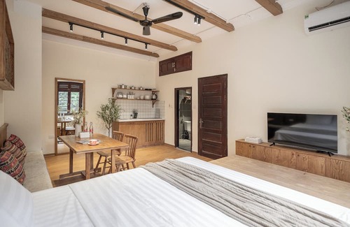Old Quarter Apartment | FULL HOUSE Villa with BIG JACUZZI