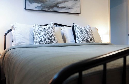 Oak Harbor House | Modern Guest Suite w/Panoramic Water and Mountain Views, Walk-in Shower and Tub