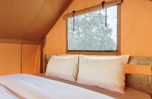 Cassville RV Rental | Tranquil Glamping near Roaring River State Park