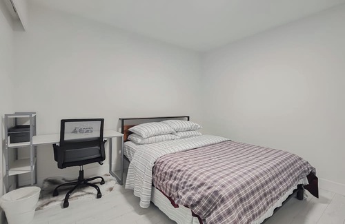 Sunset House | Cozy Newly Renovated Room with en-suite Bathrooms