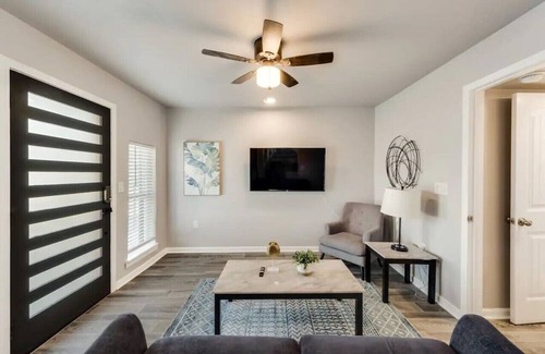 Fort Worth Apartment | Cosy Urban Modern Nest FREEPark 2Beds 5MinDwntwn