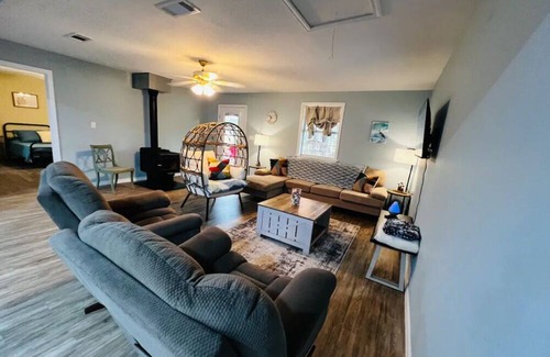 Negreet House | Clean/spacious 4 bed & 3 bath home sleeps 12. 3 miles from Toledo Town & Tackle.