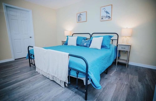 Negreet House | Clean/spacious 4 bed & 3 bath home sleeps 12. 3 miles from Toledo Town & Tackle.