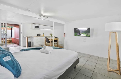 Mount Gravatt East Apartment | Studio Unit and Private Backyard