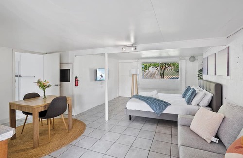 Mount Gravatt East Apartment | Studio Unit and Private Backyard
