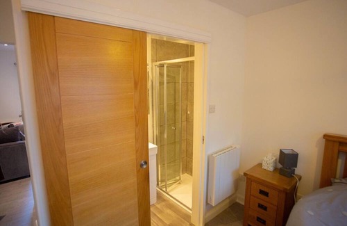 Glen Urquhart Apartment | Beautiful apartment for 2 people with WIFI, TV, patio and parking