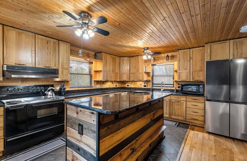 Stafford Cabin | Spacious Stafford Cabin w/Grills & Fire Pit!