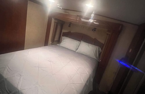 Lawton House | Cozy and spacious 5th wheel on Lake Lawtonka!