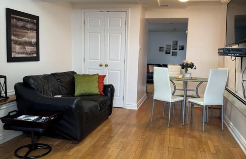 Old Ottawa East Apartment | Central Canal 2 bedrooms Private Entrance Private Parking