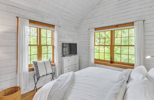 Independence Cabin | Mountain Oasis: Vintage Charm Meets Modern Luxury