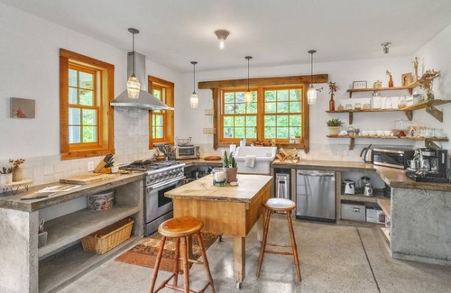 Independence Cabin | Mountain Oasis: Vintage Charm Meets Modern Luxury