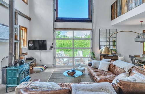 Independence Cabin | Mountain Oasis: Vintage Charm Meets Modern Luxury