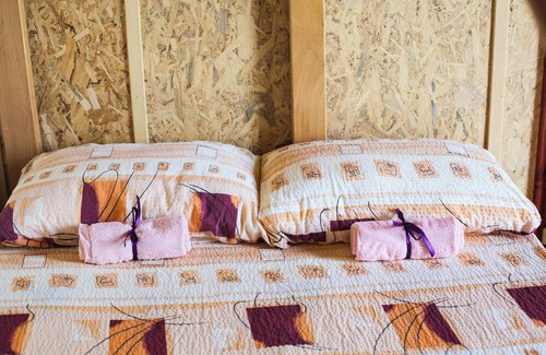 Novi Beograd Boat Rental | Cozy Hostel at the Danube river10 min to downtown Belgrade in the park USCE